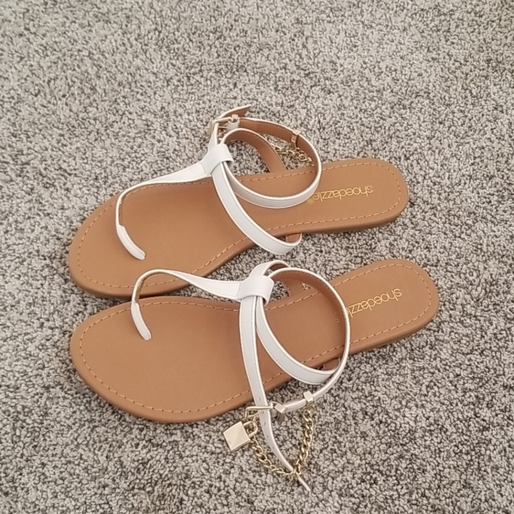 Cute sandals with chain
